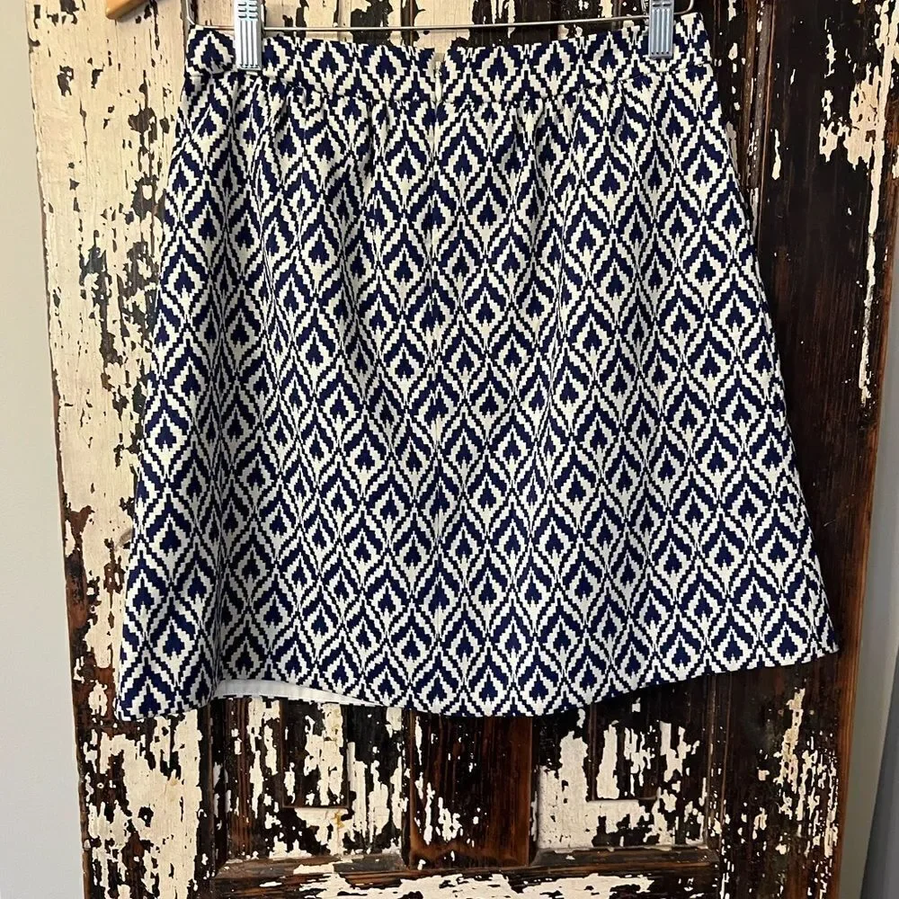 Beautiful J.Crew geometric back zipper skirt. Fully lined. Women’s size 0